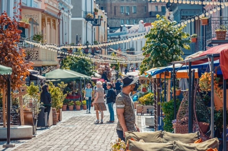 Hangi ülke turistleri Gürcistanda en çok para harcıyor ve fazla gece geçiriyor