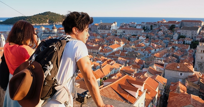 Nüfusundan daha fazla turistlerin ziyaret ettiği ülkeler