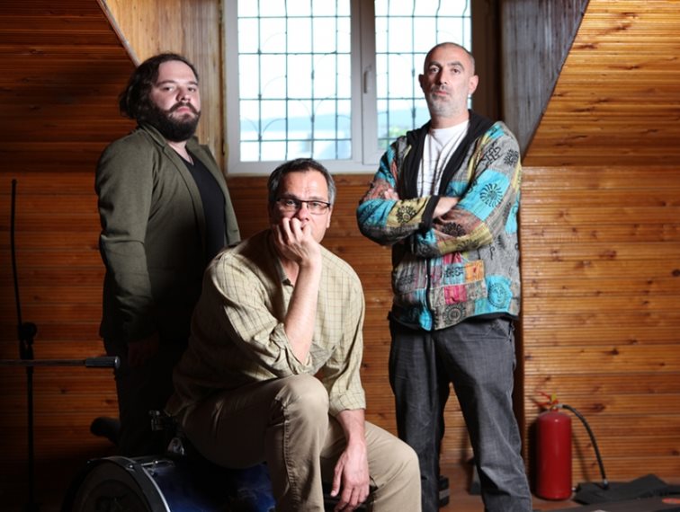 მუსიკალური ინდუსტრია. ტრიო ტრიუმფის მოლოდინში