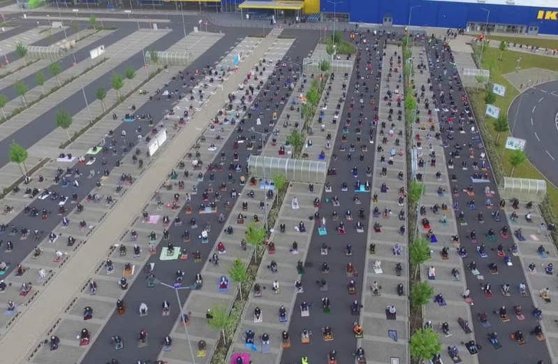 ასობით მუსლიმანს ლოცვისთვის Ikea-მ ავტოსადგომი დაუთმო