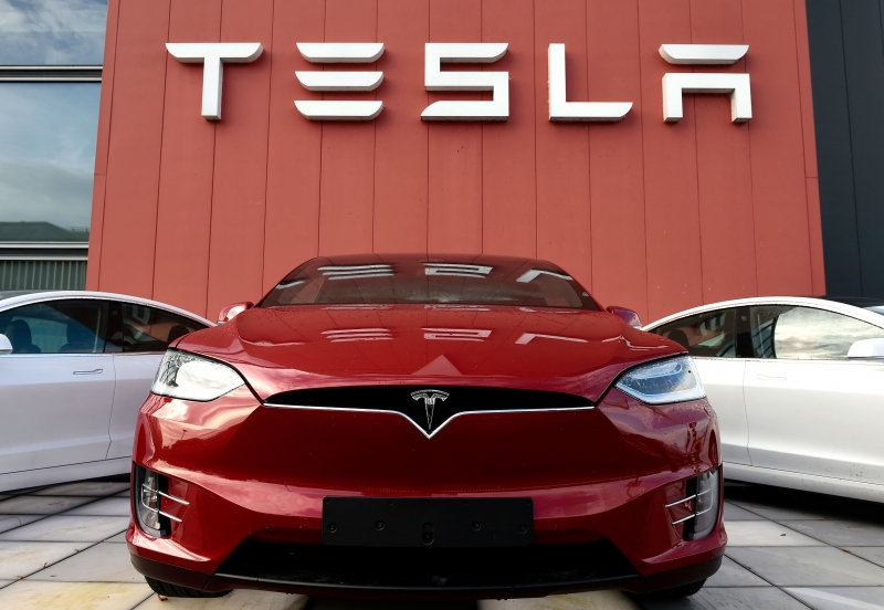 Tesla shares surge past $1,000 as Musk revs up the Semi