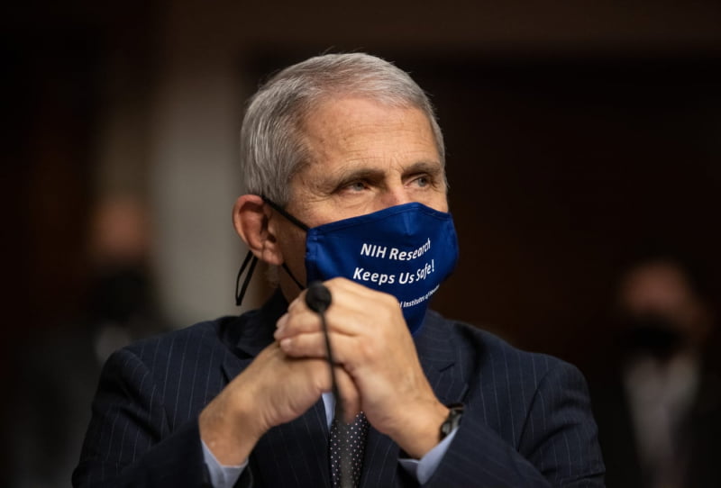 ფაუჩის თქმით, ვაქცინაციის შემდეგაც არ უნდა ვთქვათ უარი პირბადეებსა და დისტანცირებაზე