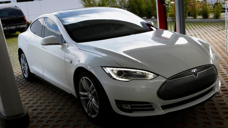 Tesla 135,000 ელექტრომობილს უკან იწვევს