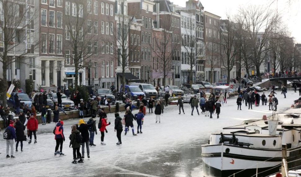 Amsterdam to allow Airbnb rentals in city centre after court order