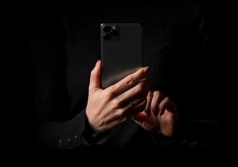 Apple-ი ბავშვებზე ძალადობის ამსახველ მასალას მომხმარებლების iPhone-ების სკანირებით გამოავლენს