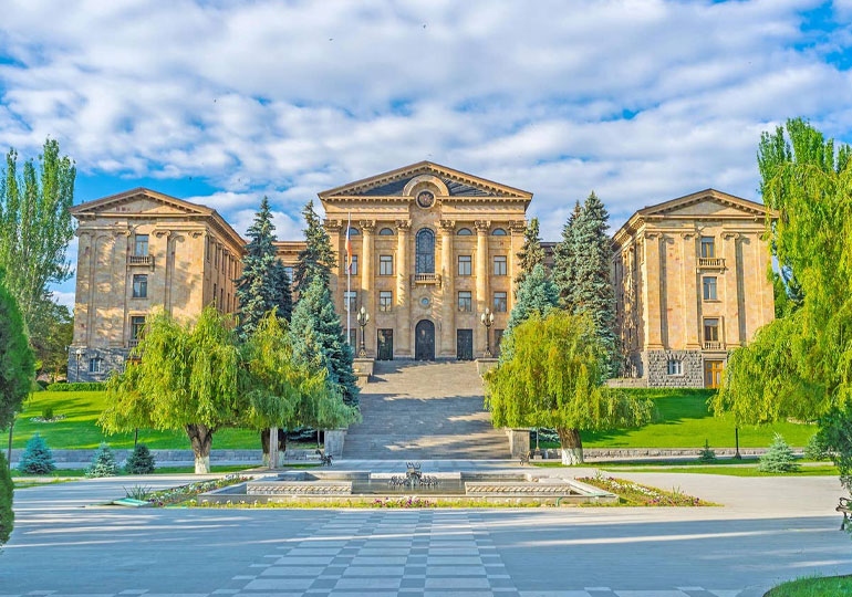 სომხეთში ვაქცინაციასთან დაკავშირებულმა ახალმა კანონმა მასობრივი უკმაყოფილება გამოიწვია