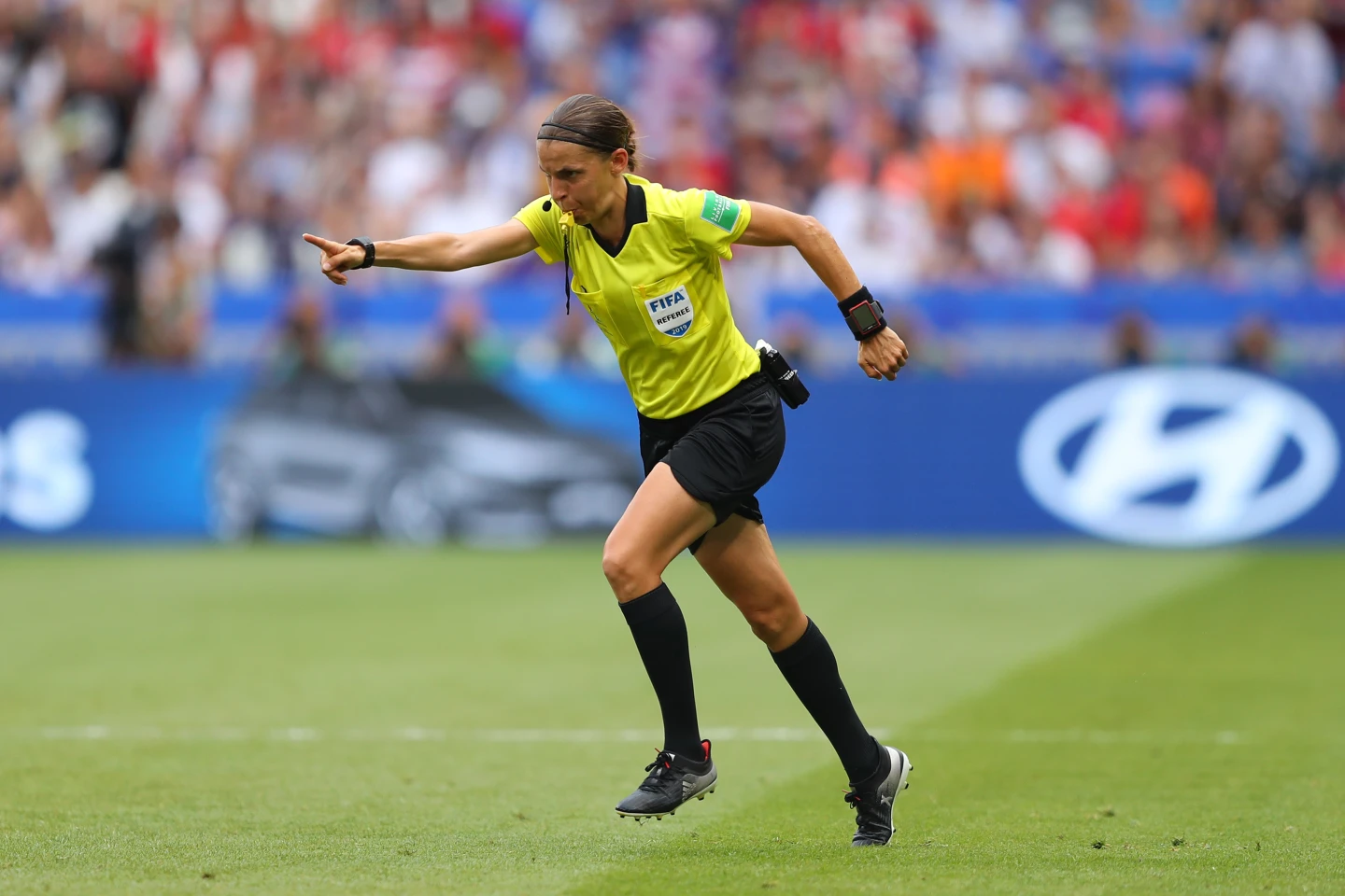 ისტორიაში პირველად, მამაკაცთა მსოფლიო ჩემპიონატის მატჩს არბიტრი ქალების ჯგუფი განსჯის