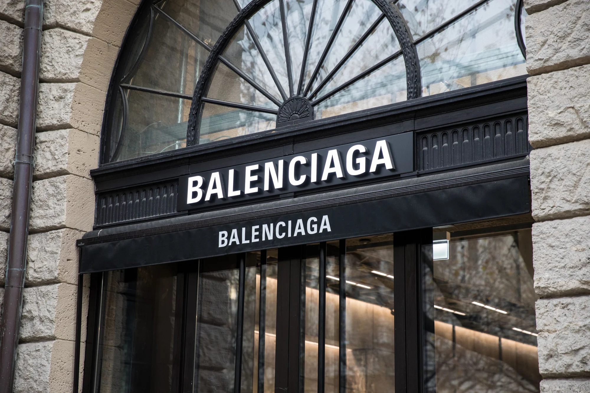 Balenciaga სარეკლამო კომპანიისგან, ზიანის ასანაზღაურებლად, $25 მილიონს ითხოვს