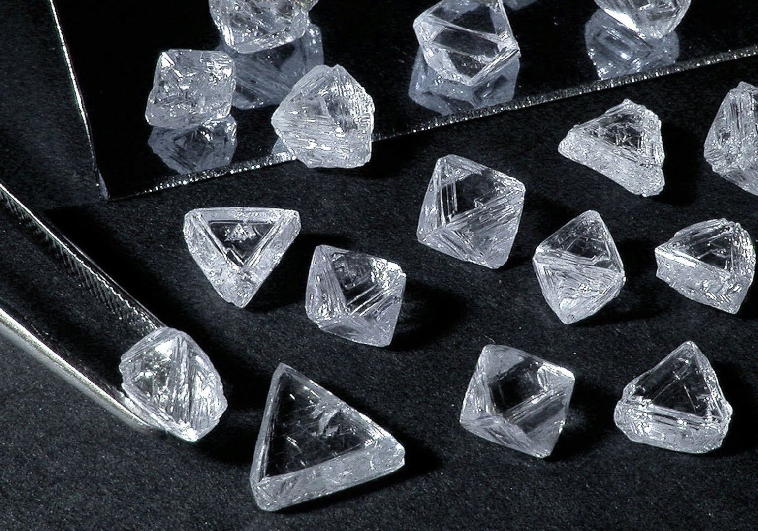 ალმასზე მოთხოვნა მკვეთრად იკლებს – De Beers-ი ფასებს 40%-ით ამცირებს