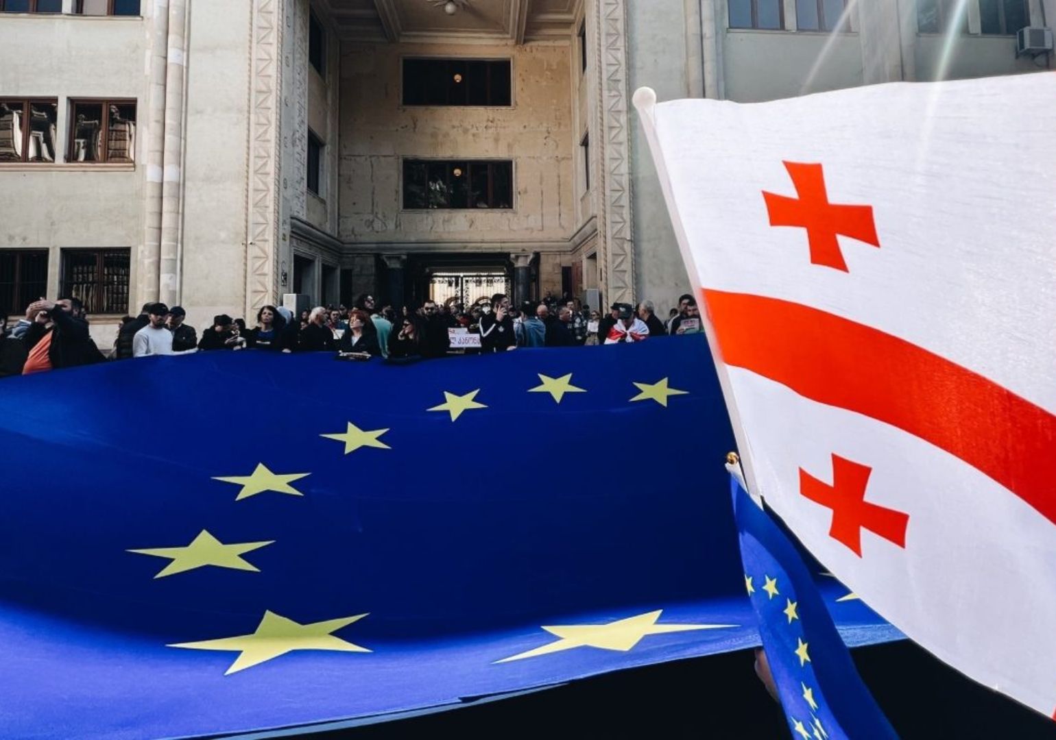 პარლამენტის პლენარულ სხდომაზე „რუსული კანონის“ განხილვა დღეს განახლდება – საპროტესტო აქცია გრძელდება