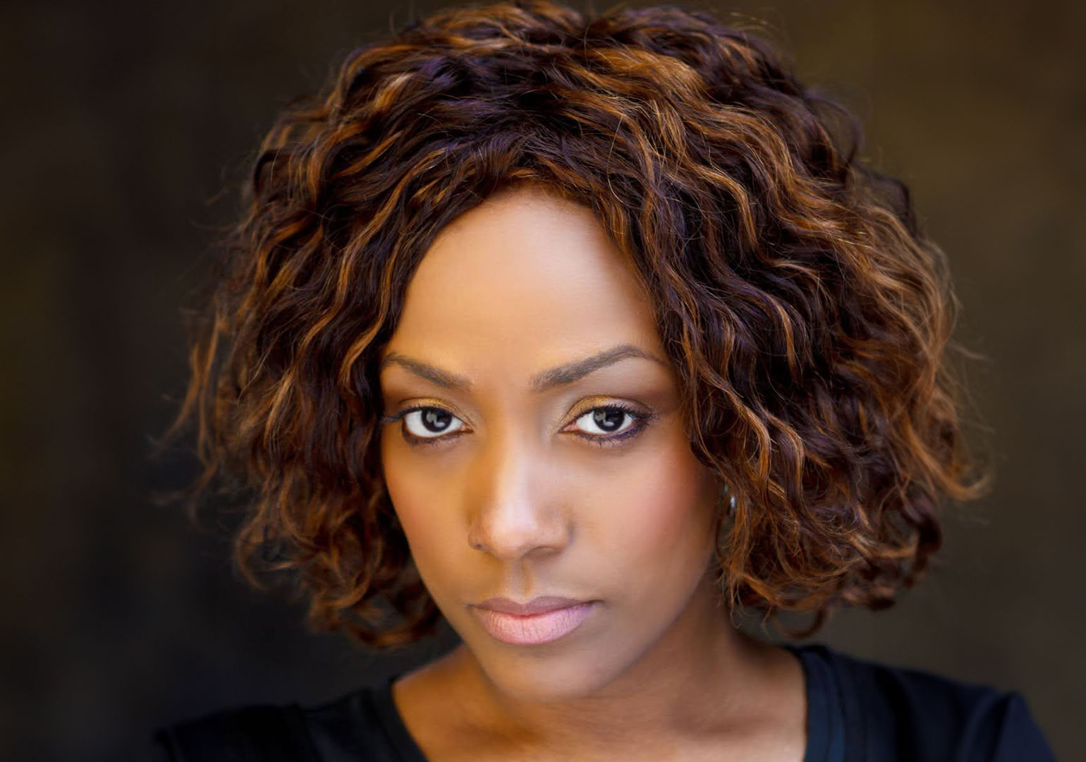 Why Are Readers Flocking to the U.K.? Explaining A.N.Porter’s “Phantom Wedding” Phenomenon