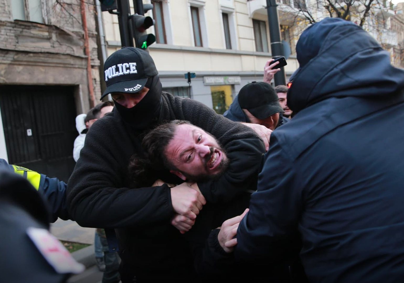 პოლიციამ თსუ-სთან მიმდინარე საპროტესტო აქცია დაშალა – ბოლო ცნობები