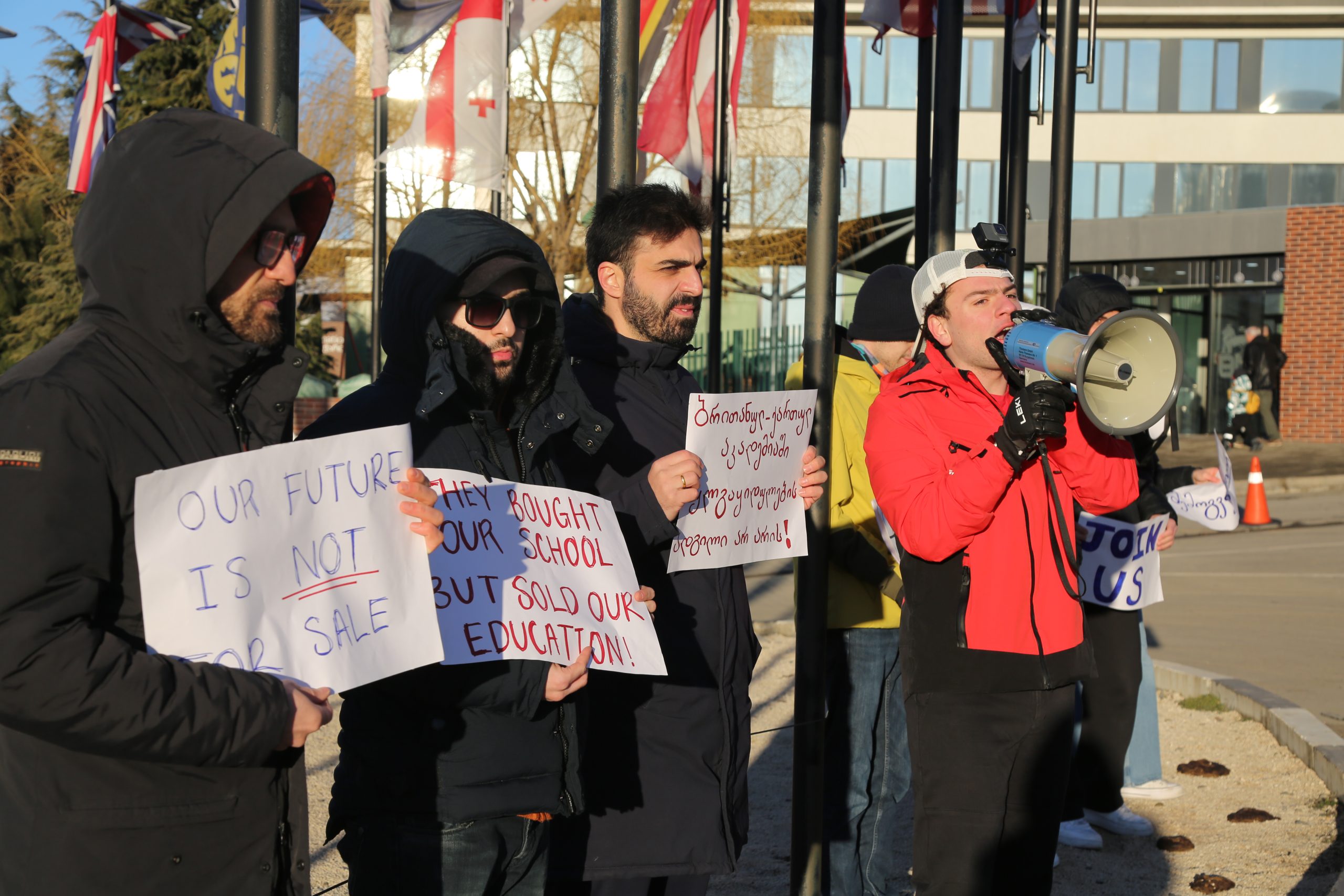 ბრიტანულ-ქართული აკადემიის კურსდამთავრებულებმა მენეჯმენტის ცვლილება გააპროტესტეს