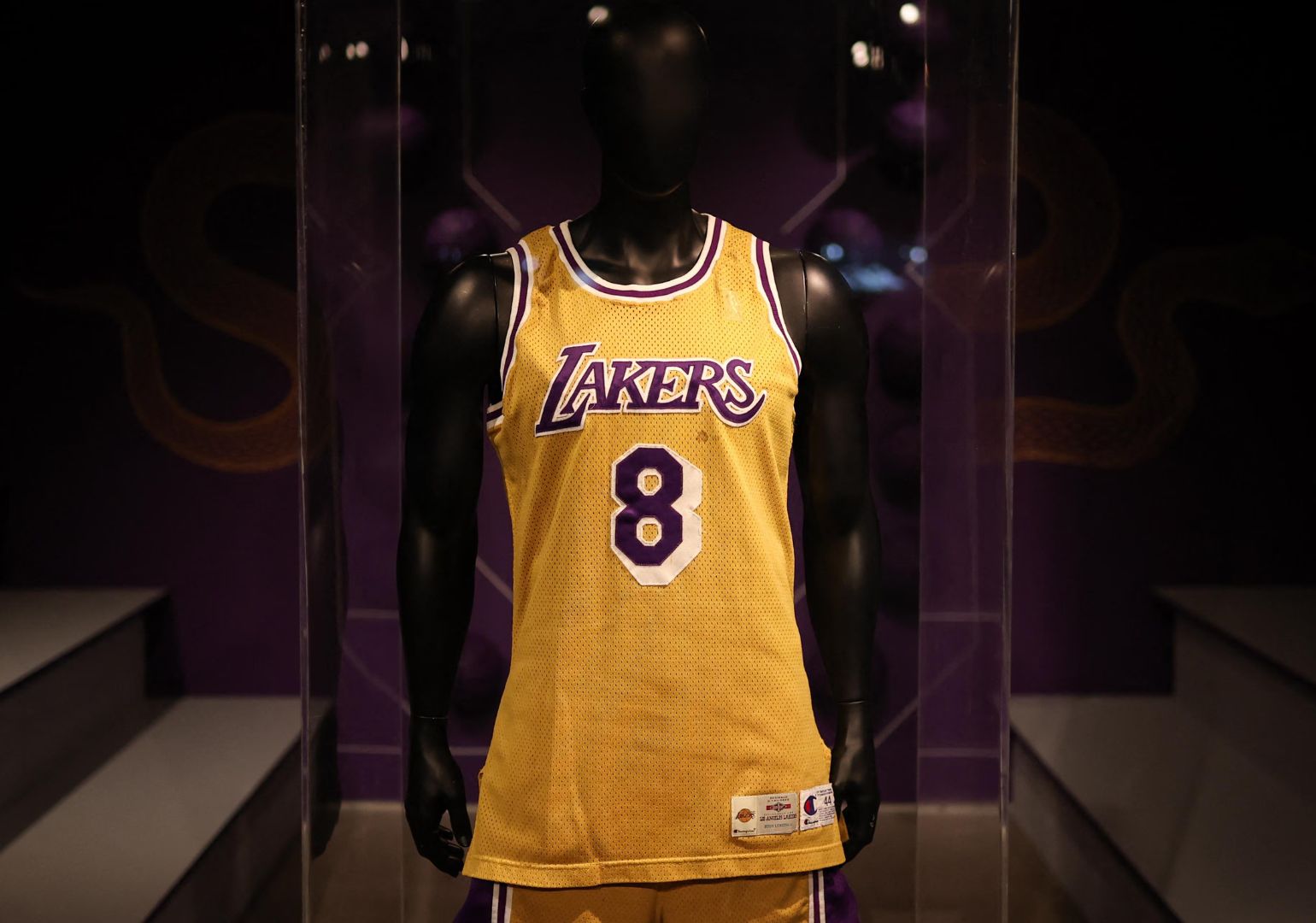 კობი ბრაიანტის სადებიუტო მაისური „ლეიკერსში“ $7 მილიონად გაიყიდა