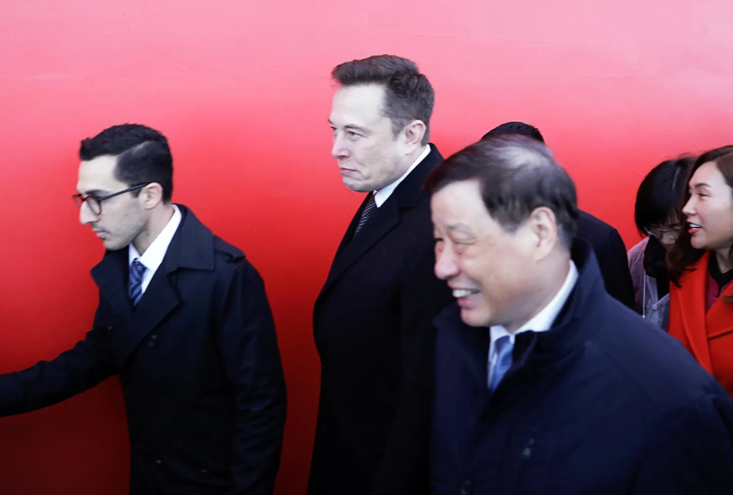 ილონ მასკმა Tesla-ს წამყვანი აღმასრულებელი ომიდ აფშარი გაათავისუფლა