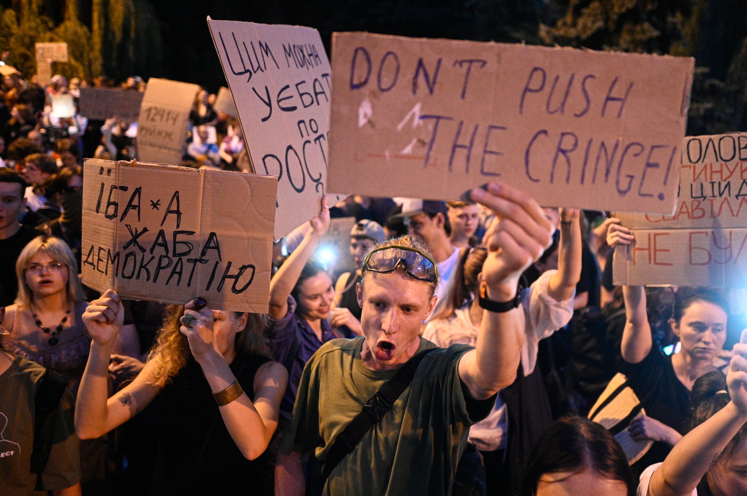 პროტესტი უკრაინაში | მოქალაქეები ანტიკორუფციული ორგანოების დამოუკიდებლობის შემზღუდავ კანონს აპროტესტებენ