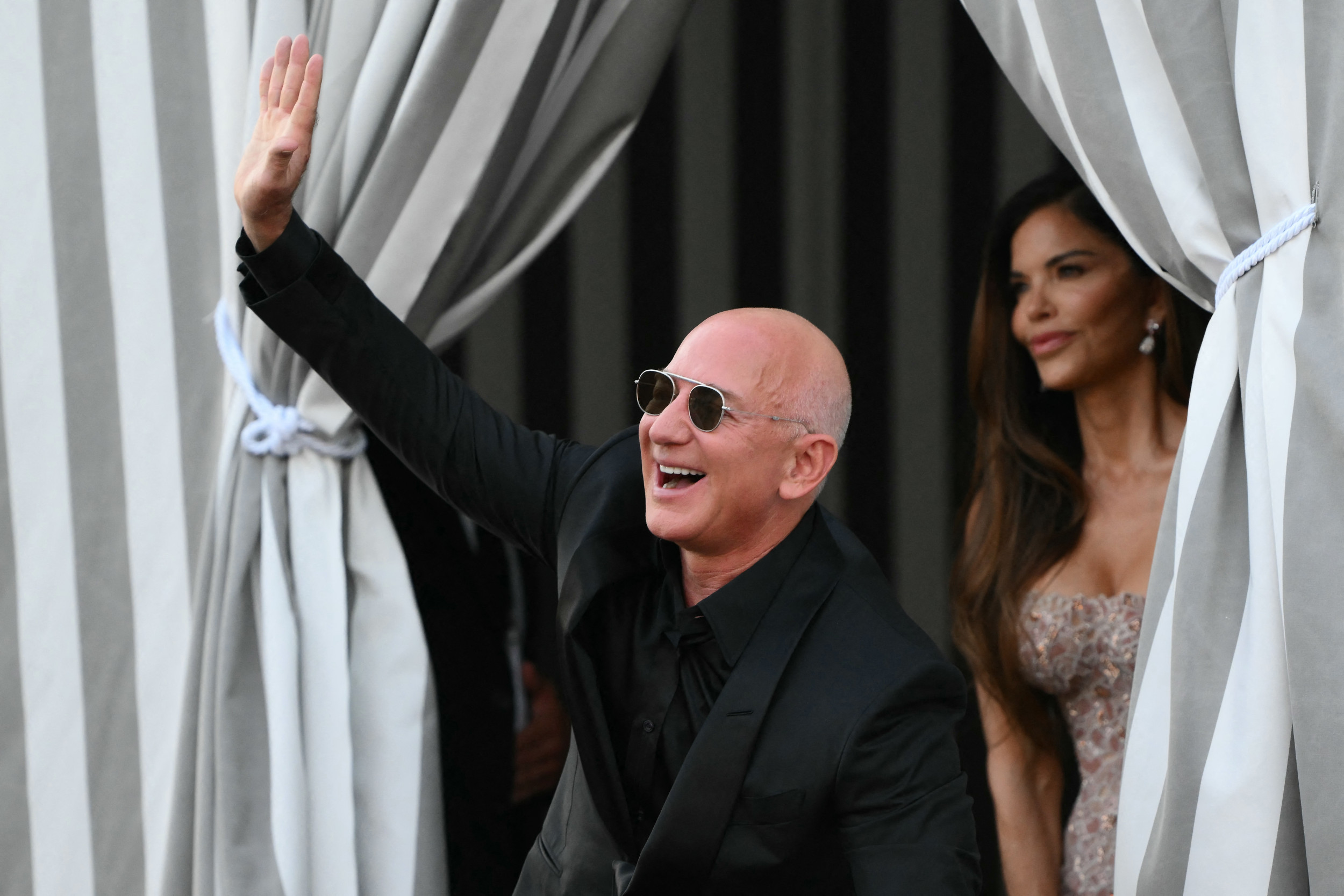 ჯეფ ბეზოსმა Amazon-ის $737 მილიონის ღირებულების აქციები გაყიდა