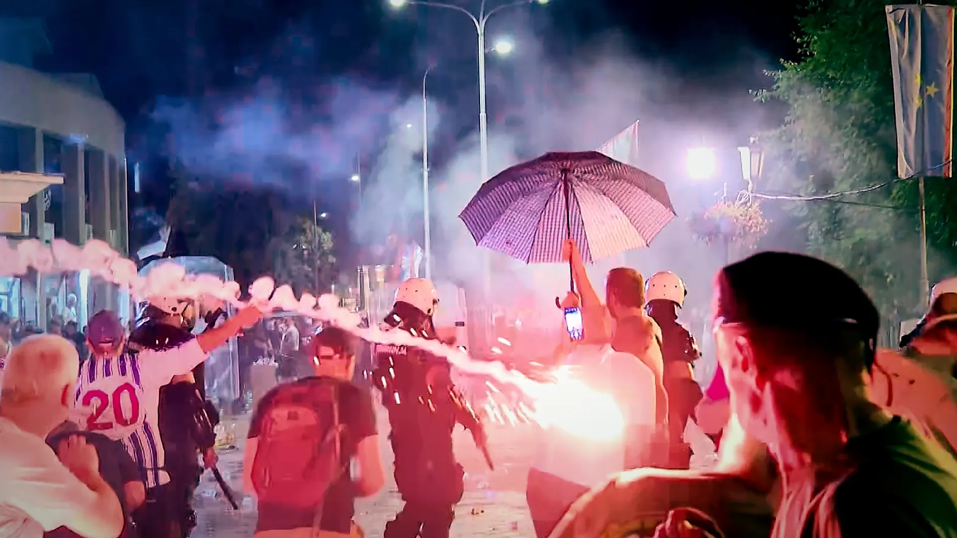 სერბეთში ანტისამთავრობო აქციები გრძელდება | შეტაკებებია მთავრობის მომხრეებსა და მოწინააღმდეგეებს შორის