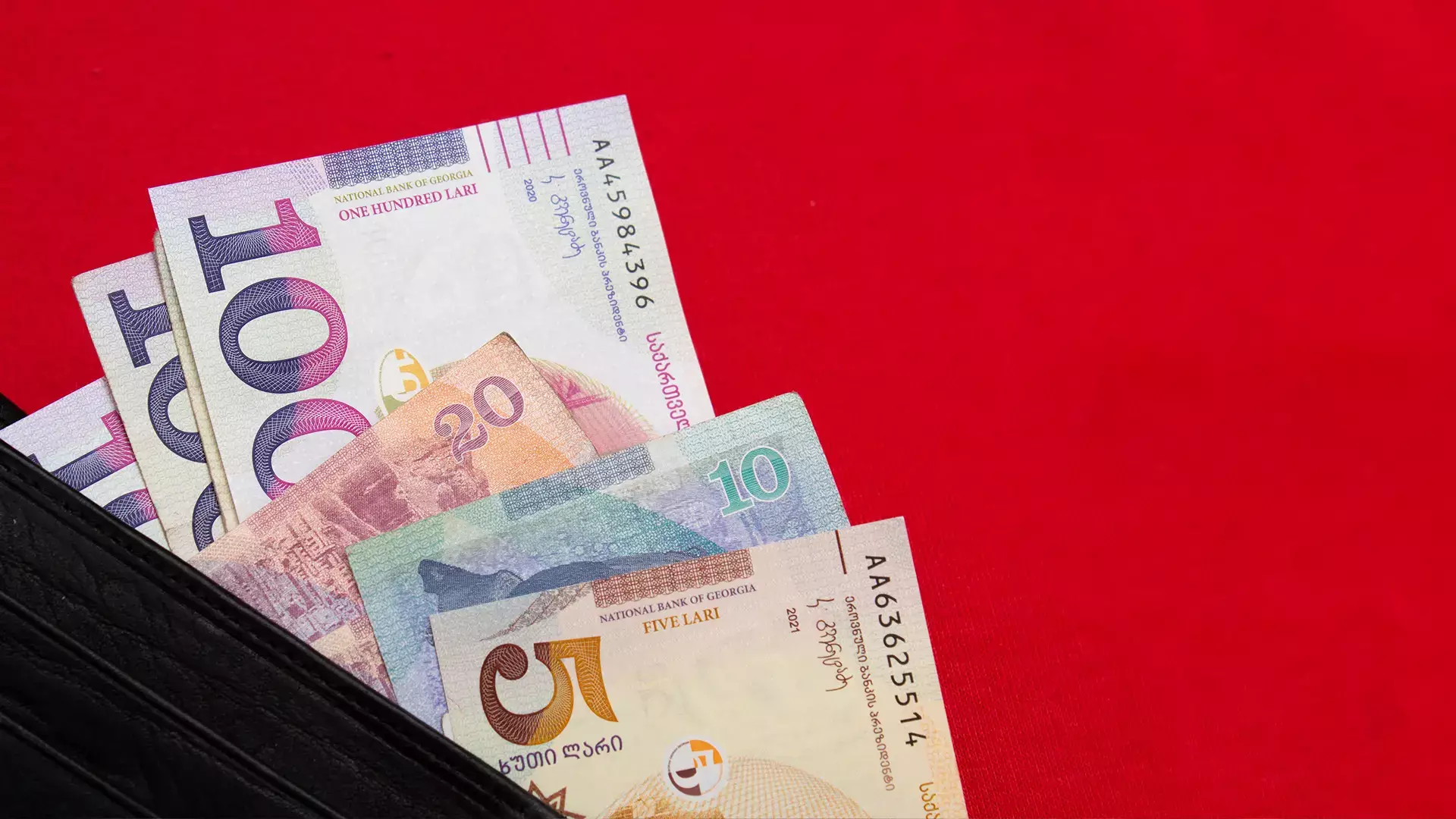 რამდენი ადამიანი იღებს საქართველოში 9,600 ლარს ან მეტ თვიურ ხელფასს?