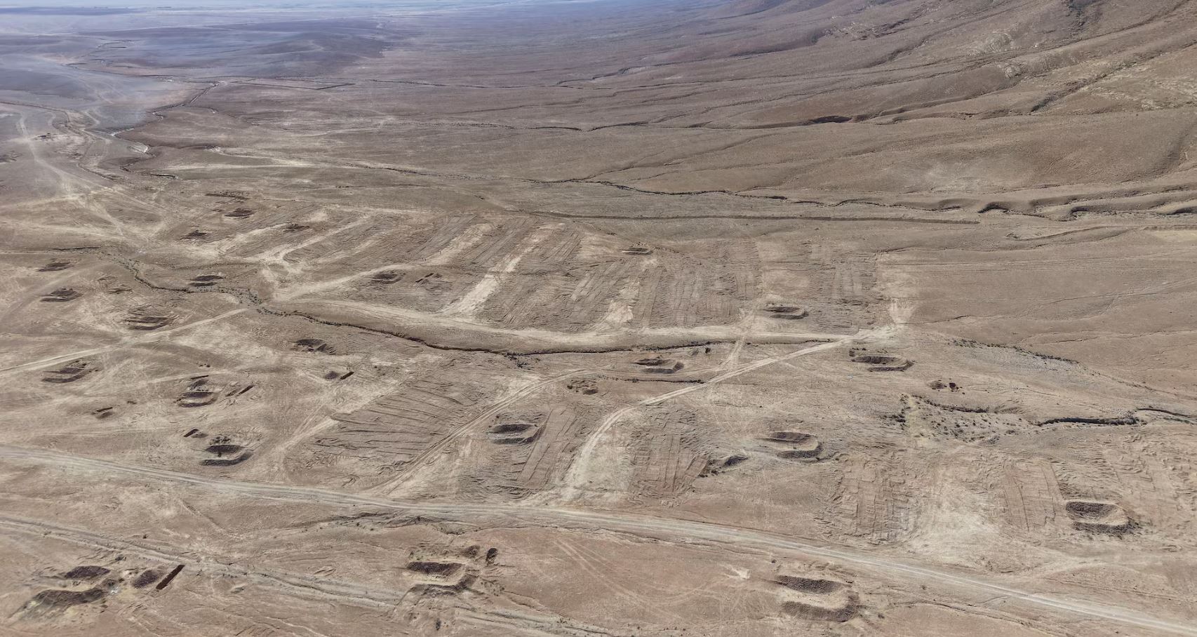 Reuters: ასადის მთავრობამ მკვლელობების დასაფარად ათასობით ცხედარი უდაბნოში გადაიტანა