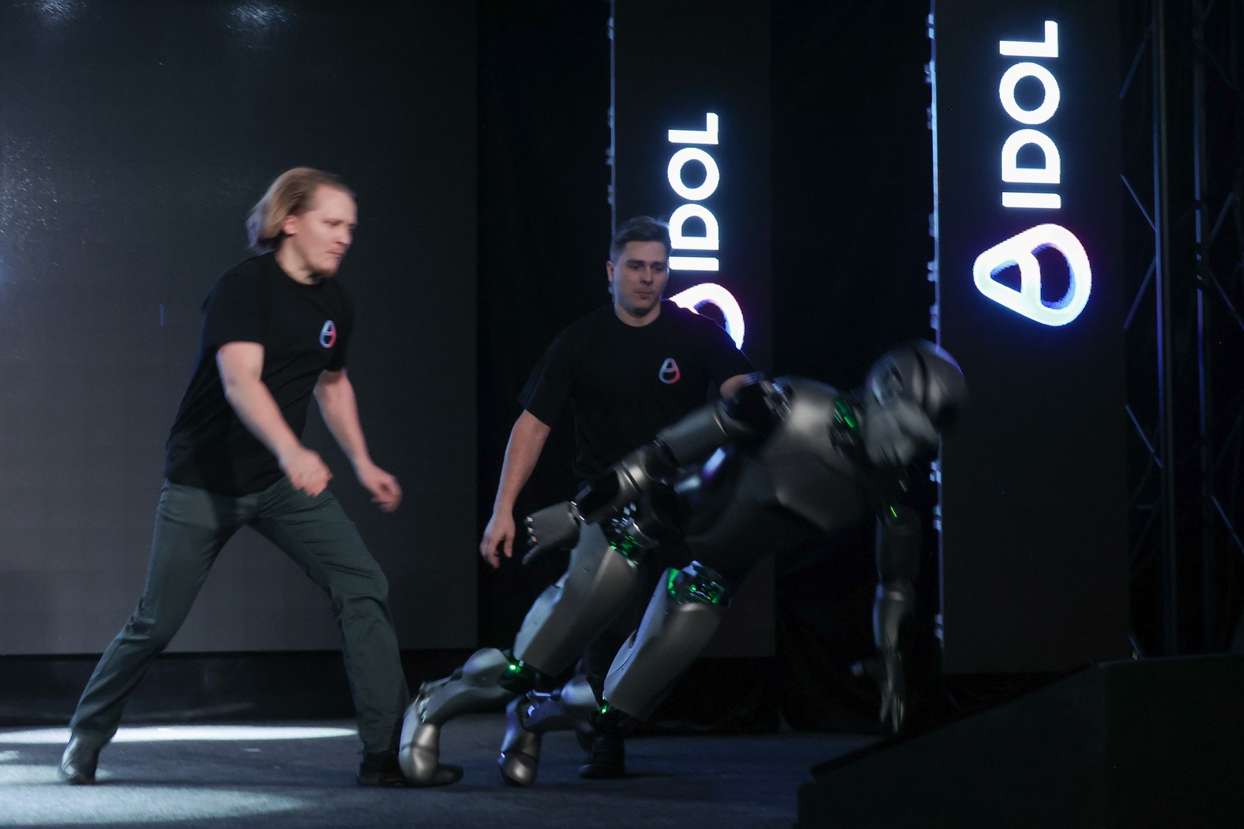 რუსული ჰუმანოიდი AI-რობოტი დებიუტის დროს სცენაზე წაიქცა
