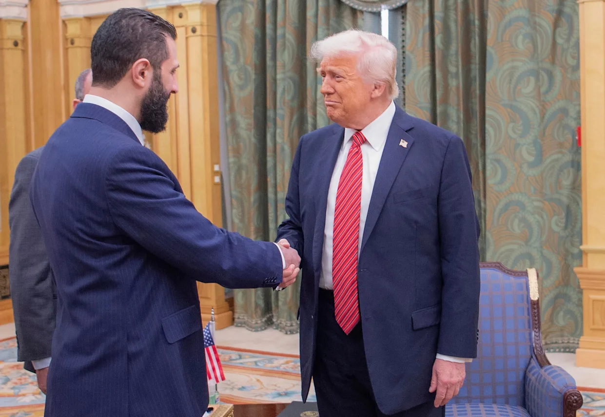 სირიის პრეზიდენტი აჰმად ალ-შარაა თეთრ სახლს ეწვევა